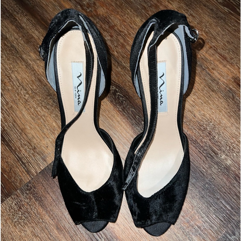 Size 8.5 medium black velvet peak toe pumps